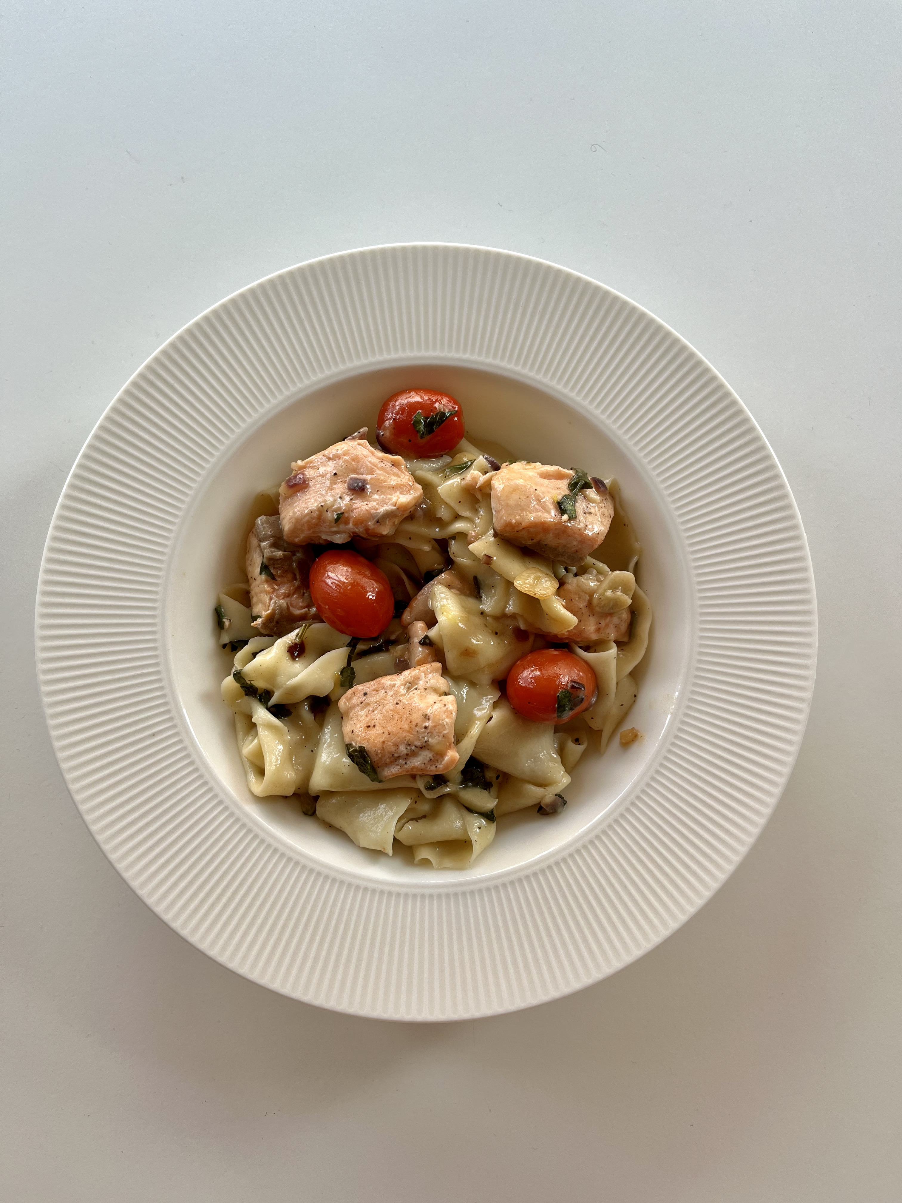 Frisk pastaret med laks