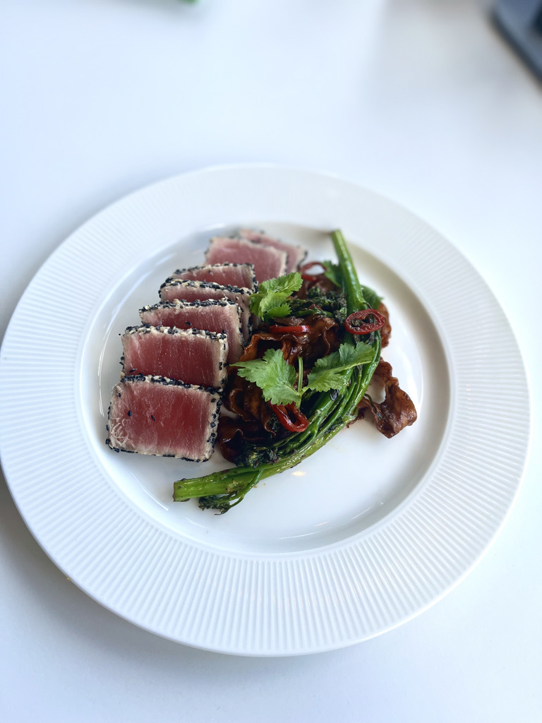 Lynstegt tun med nudelsalat